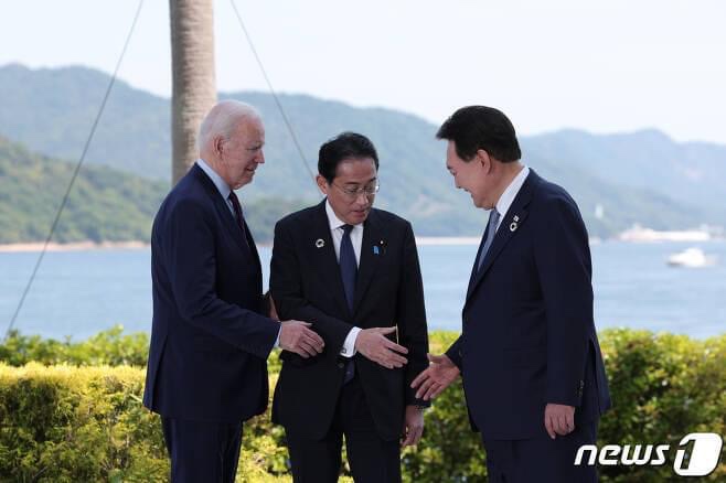 '캠프 데이비드'에서  <b>한미일</b> 삼국 <b>정상</b>이 새 시대를 선언했습니다