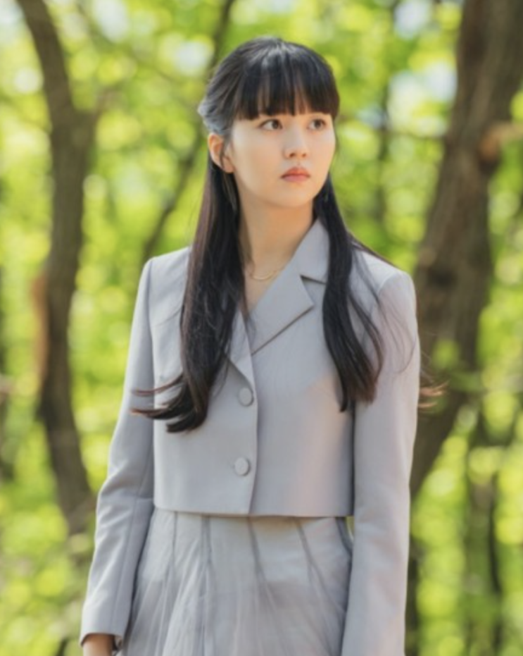  김소현의 패션 센스: 옷부터 가방, 그리고 원피스와 귀걸이