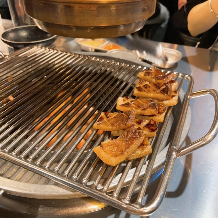  잠실 방이동 먹자골목 회식하기 좋은 술집: 연탄불 껍데기 고기맛집 '방이동껍데기'