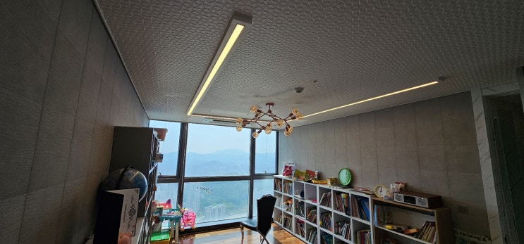  경량 철골에 라인조명 매입틀을 만들어서 시공한 사례