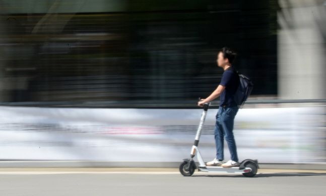 전동킥보드는 자동차? 자전거?…보험硏 "법적 성격 명확해야"