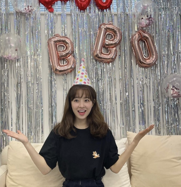  여자 연예인 꾸안꾸 데일리 룩에서 인기인 브랜드 메종키츠네 기본 반팔 티셔츠 패션 추천