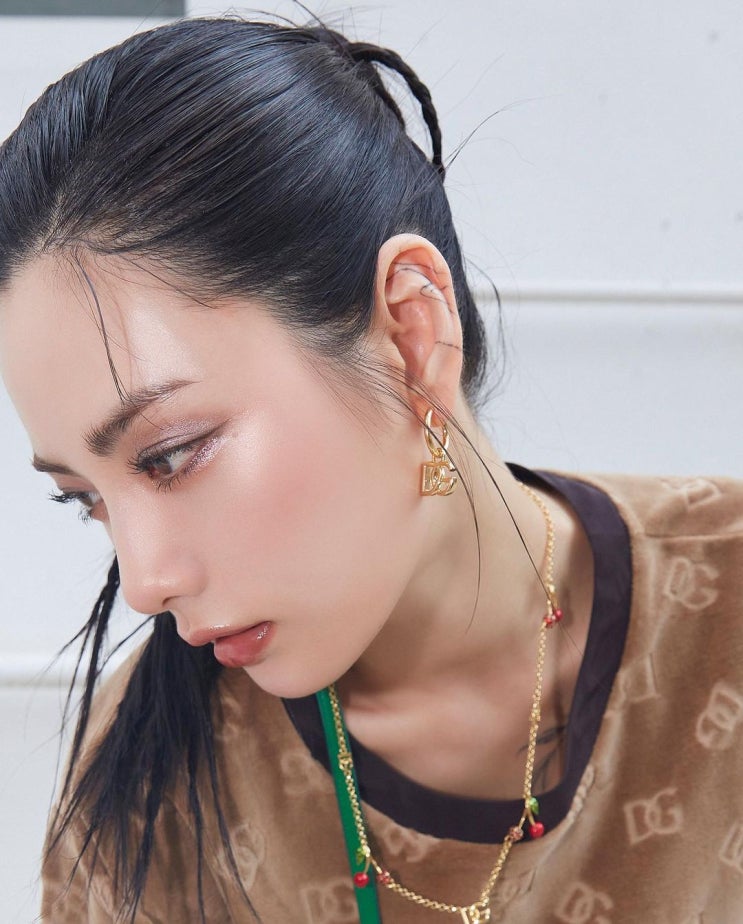 마스크걸 나나가 선택한 명품 브랜드 돌체앤가바나 가을 상하복 트레이닝 셋업과 바디백 추천