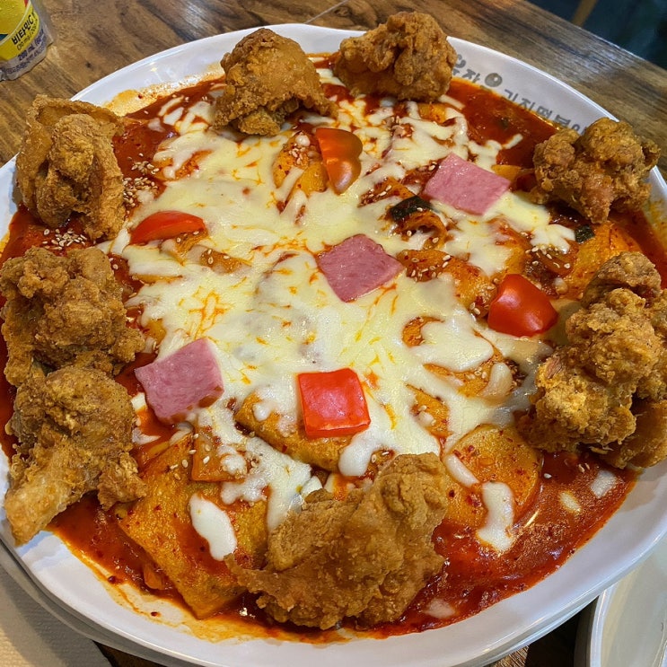  신촌떡볶이 맛집 치킨, 피자, 김치떡볶이를 한번에 맛 볼 수 있는 유자유김치떡볶이 신촌점