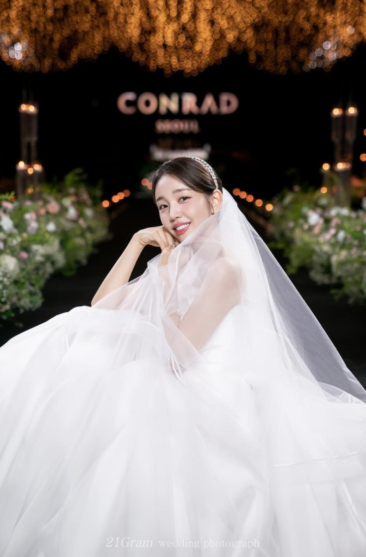 '디즈니 공주 느낌' 백아연, 결혼 일주일만에 미모 폭발한 본식 사진 공개 '디즈니 공주 느낌' 백아연, 결혼 일주일만에 미모 폭발한 본식 사진 공개