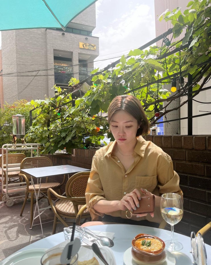  방송인 김새롬의 매력적인 셔츠 블라우스와 남방 코디 알아보기