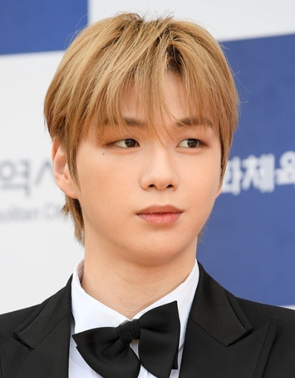 강다니엘 본명 나이 어깨길이 혈액형 가족 취미 별명