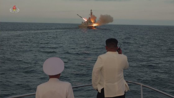 北 <b>전략순항미사일</b> <b>발사</b>?…軍 "조그만 배서 무슨, 명중도 못 해"