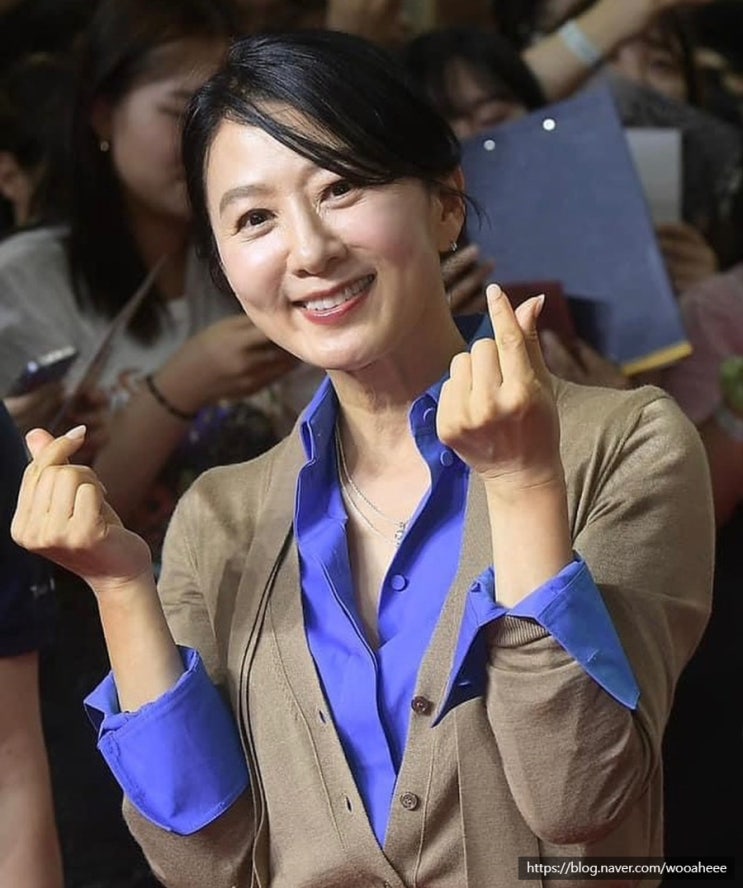  58세 김희애의 발렌티노 블라우스