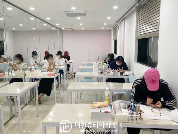  직업, 나이, 성별에 관계없이 최고의 뷰티 인재를 양성하는 청주네일학원, 더한뷰티미용학원