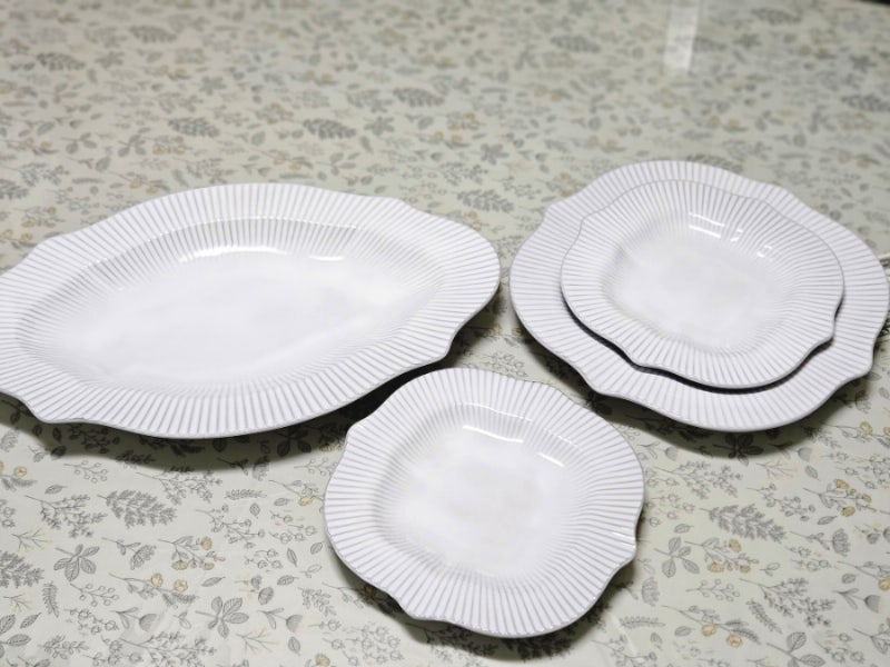 예쁜그릇 쓰임 그릇 블랑 접시와 쓰임 마리벨 수저로 식탁에 우아함을