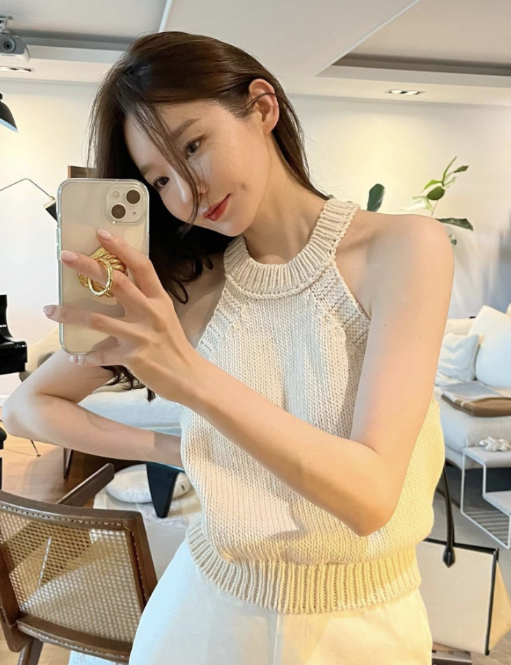  강민경 패션 스타일: 헤어, 목걸이, 모자, 귀걸이 여자 데일리룩 코디