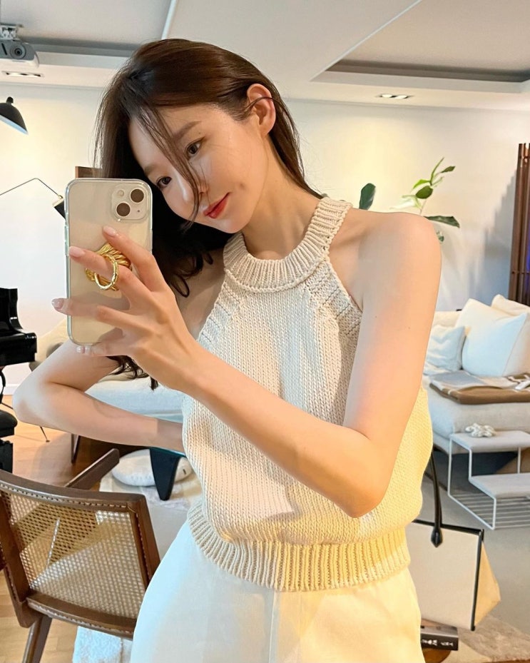  아이보리 베이지의 밝은 색 조합으로 매력적인 꾸안꾸 룩을 완성한 민소매 나시 니트 코디