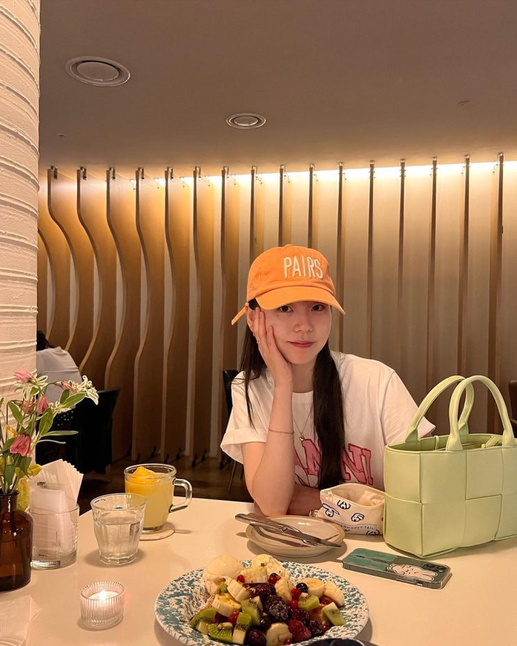  배우 안소희의 매력적인 캐주얼룩으로 볼캡 모자와 프린트 반팔 티셔츠 코디 추천