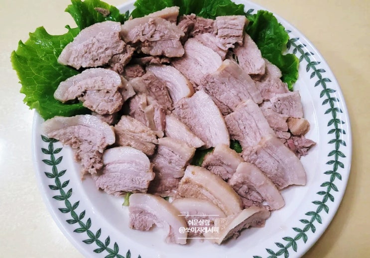  수육 맛있게 삶는법 돼지고기 통 삼겹살 보쌈 부드럽게 누린내 잡내 없이 삶는 시간
