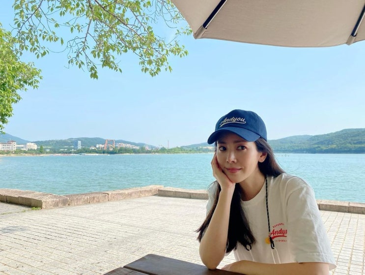  40대라 안 믿겨지는 한지민의 어글리슈즈로 나이키 사카이 베이퍼 와플 운동화 패션 추천