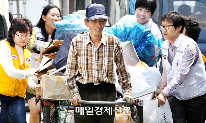 전국 ‘폐지노인’ 2만4천명도 노인일자리로...월 30시간 수거하면 27만원 준다