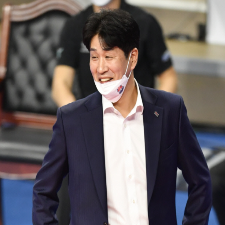김천도령 김종민 감독, 지난 시즌 여자배구 도로공사 우승에 힘입어 여자부 최고 수준 보장 3년 재계약(김종민 재계약, 도로공사 우승, 10년째 감독, 리버스스윕)