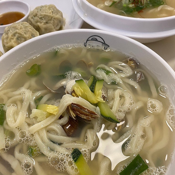  홍대 연남동 칼국수와 왕만두가 맛있는 맛집 럭키칼국수