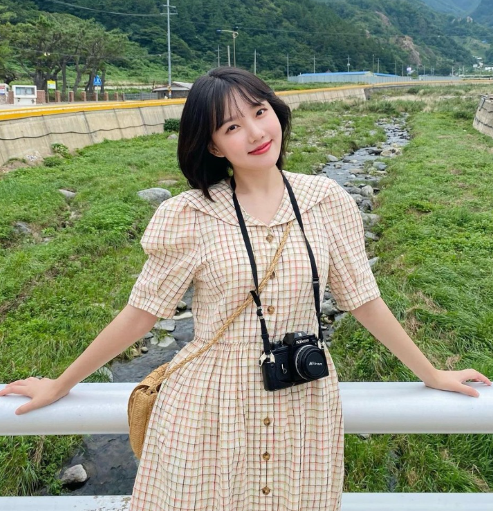  여자친구 예린의 센스 있는 여름 코디에 잘 어울리는 숄 카라 체크 패턴의 원피스 추천