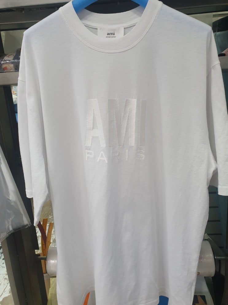  아미(Ami) 화이트티셔츠  오염제거 (강남 역삼동세탁소 매직크린월드)