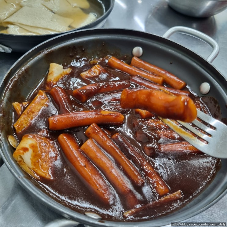 [내돈내먹]신당동 짜장떡볶이 맛집인 진미떡볶이 후기(튀김,떡볶이,어묵)