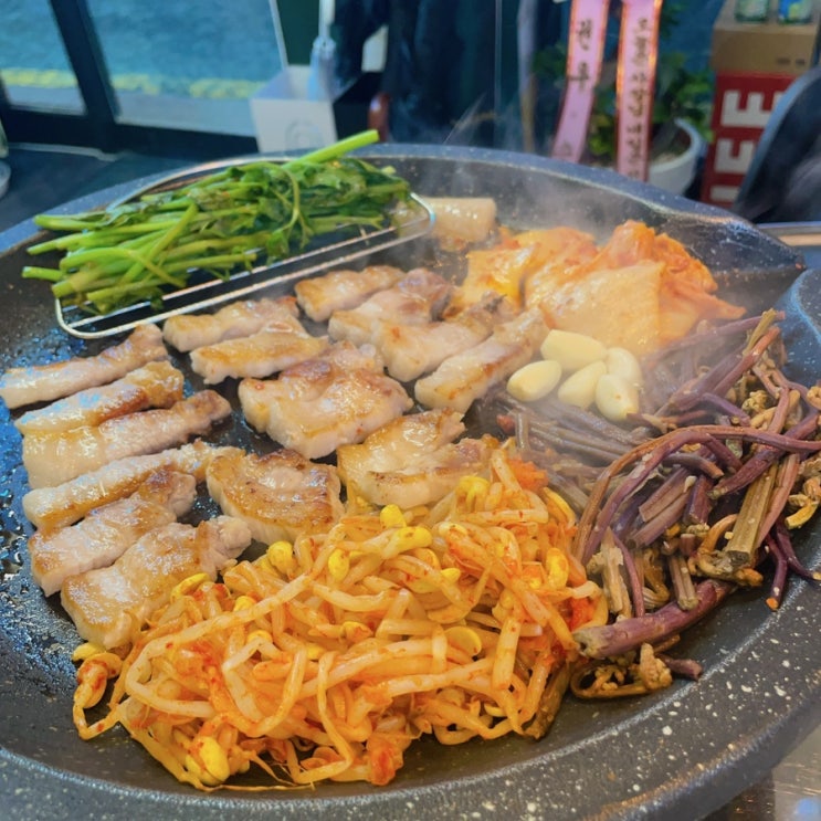 잠실새내 고기집 : 미나리 삼겹살 구이가 맛있는 ‘배고픈 돼지’