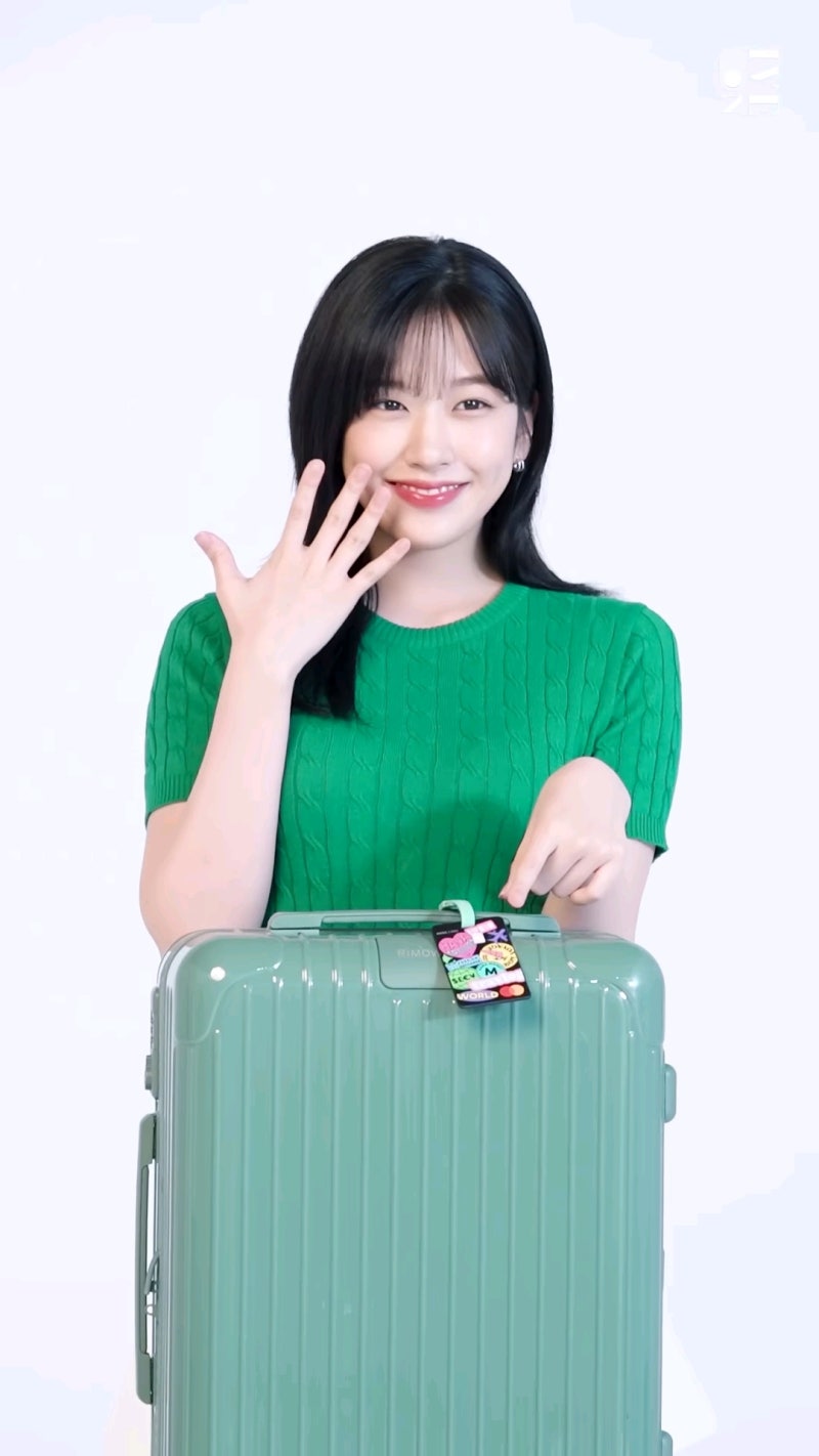 IVE An Yujin Wallpapers: Hana Bank Behind-the-Scenes