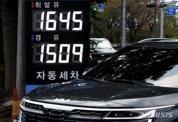 유류세 인하 연장도 속수무책...2000원대 치솟는 기름값 유류세 인하 연장도 속수무책...2000원대 치솟는 기름값