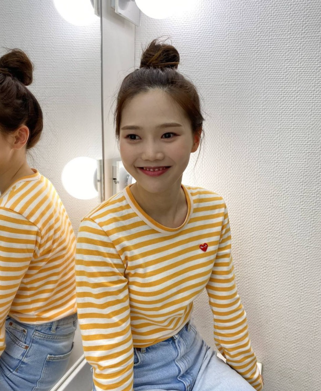 오마이걸 효정의 센스 있는 꼼데가르송 기본 스트라이프 티셔츠로 완성한 여름 코디