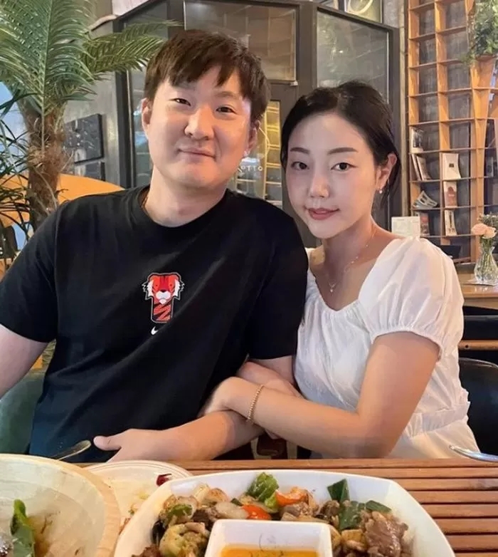 '나는 솔로' 15기 옥순·광수, 제작진에 받은 결혼 선물 공개하며 파혼설 일축 '나는 솔로' 15기 옥순·광수, 제작진에 받은 결혼 선물 공개하며 파혼설 일축