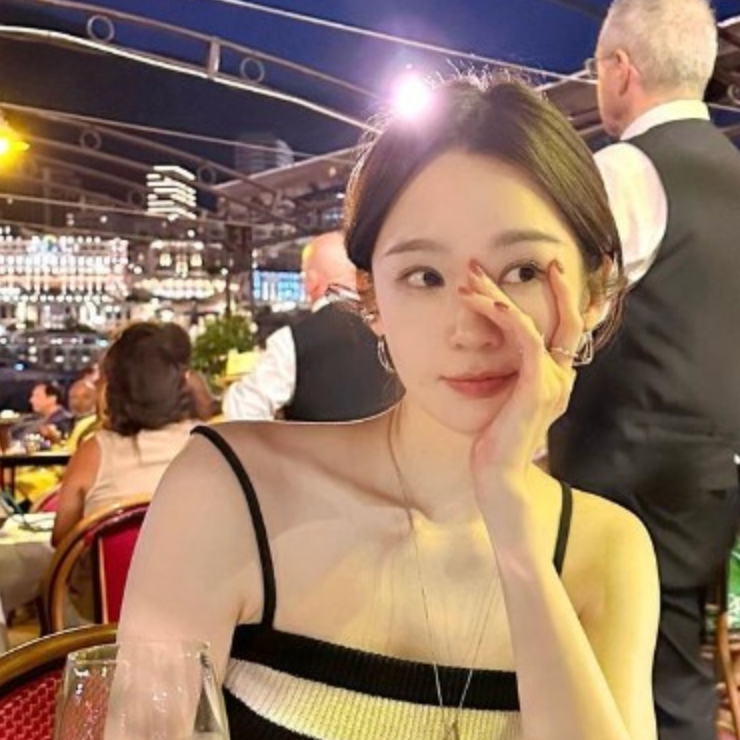  강민경 사복 패션: 단정하면서도 우아한 꾸안꾸룩 스타일