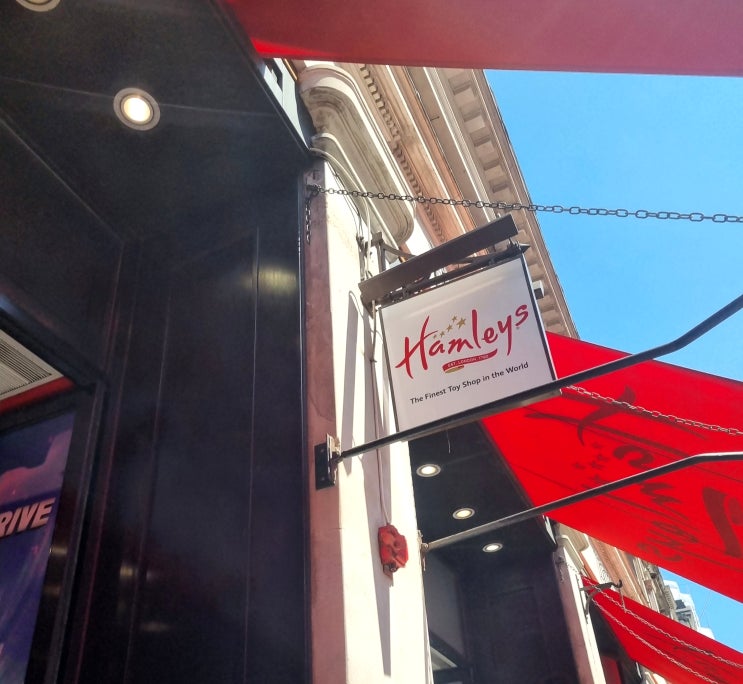 런던, 햄리스 Hamleys 장난감백화점 및 포트넘 앤 메이슨 홍차가게