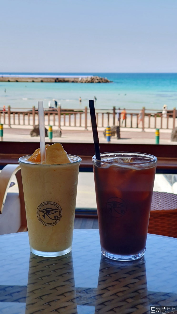 제주 구좌 모래비 커피로스터스 베이커리 : 월정리 바다가 보이는 뷰 맛집 카페