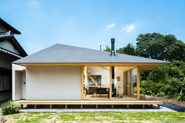 비대칭 모임지붕 코너 거실 꺾인 툇마루 모던 전원주택 건축