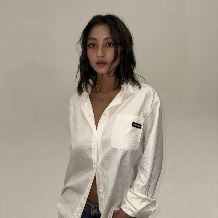  트와이스 지효 옷 미우미우로 완성한 여자 흰셔츠 코디