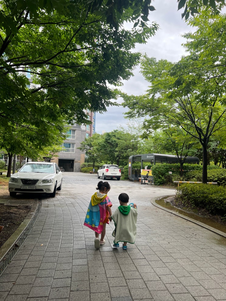  비올때 하원하는법! 이젠 사야겠다 우산...애들은 즐거워요