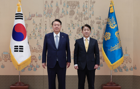 윤석열 <b>대통령</b>, 이동관 신임 <b>방통위원장</b>에 <b>임명장</b> 수여