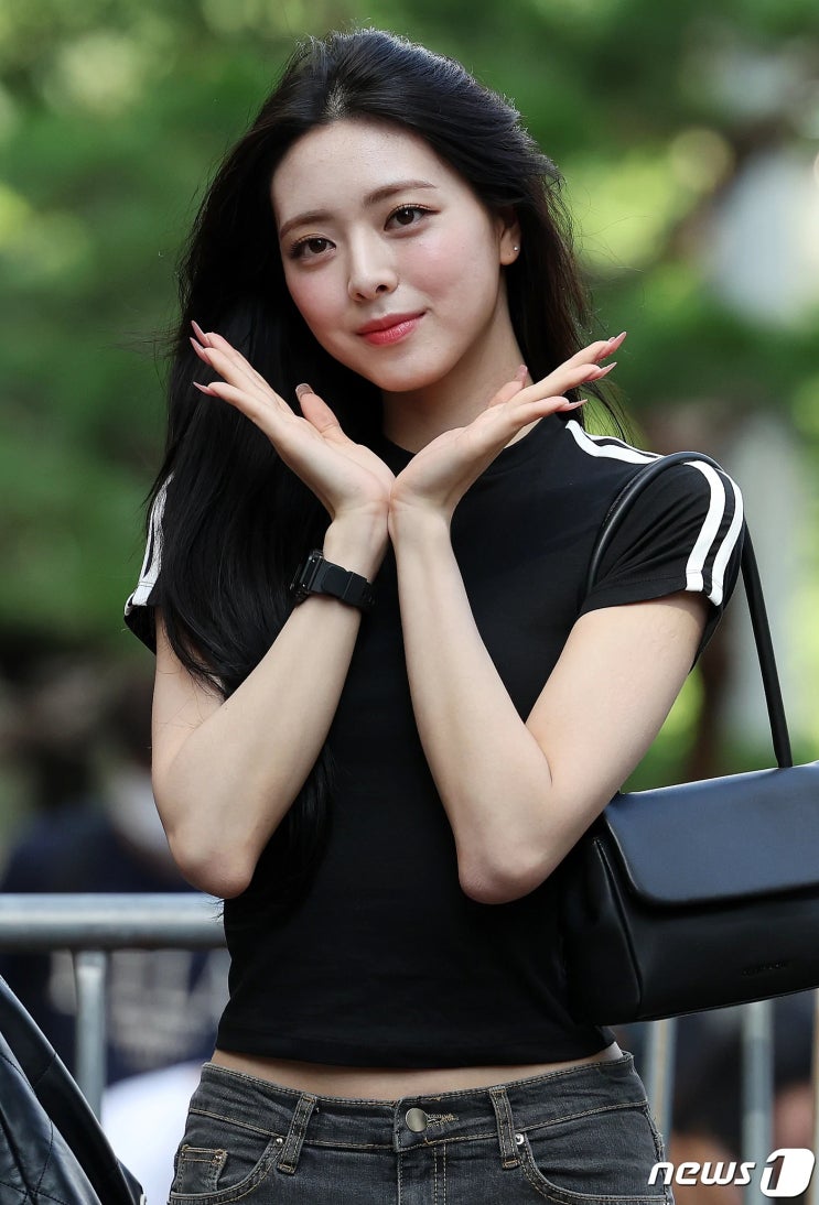 '골반 여신' 있지 유나, 숨길 수 없는 황금 골반..."한 달에 한번 밖에 운동 안해" 타고 났다 '골반 여신' 있지 유나, 숨길 수 없는 황금 골반..."한 달에 한번 밖에 운동 안해" 타고 났다