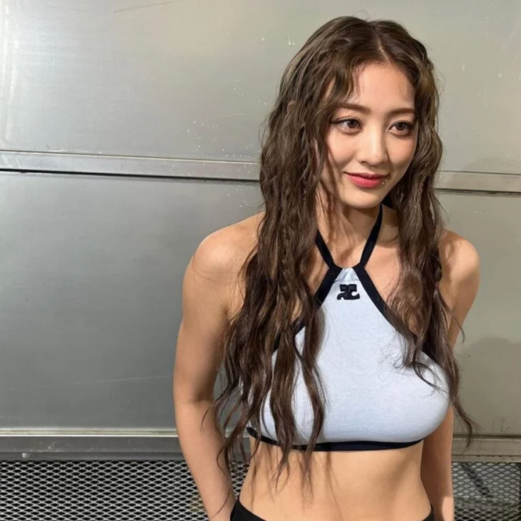 트와이스 지효 홀터넥 스타일링: 어깨라인 강조 (가슴큰여자코디)