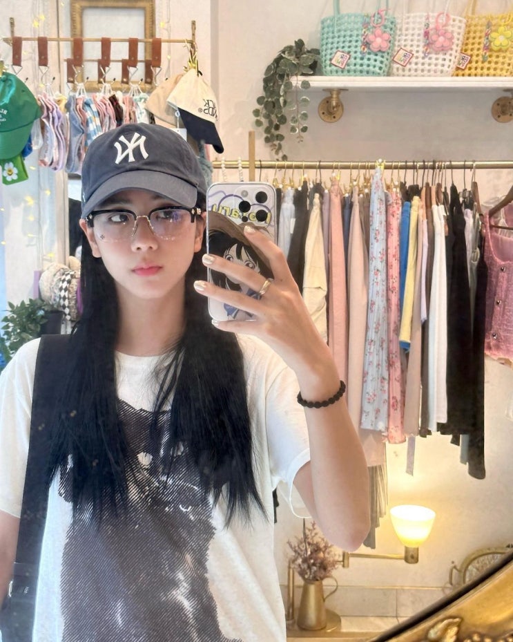  여자 모자 종류 가운데 MLB NY 야구 볼캡으로 여성 키치룩을 완성한 블랙핑크 지수