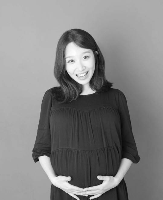 "저 엄마 됐어요" 유나킴, 결혼 후 갑자기 아이돌 은퇴하더니...깜짝 '출산' 소식 전했다 "저 엄마 됐어요" 유나킴, 결혼 후 갑자기 아이돌 은퇴하더니...깜짝 '출산' 소식 전했다