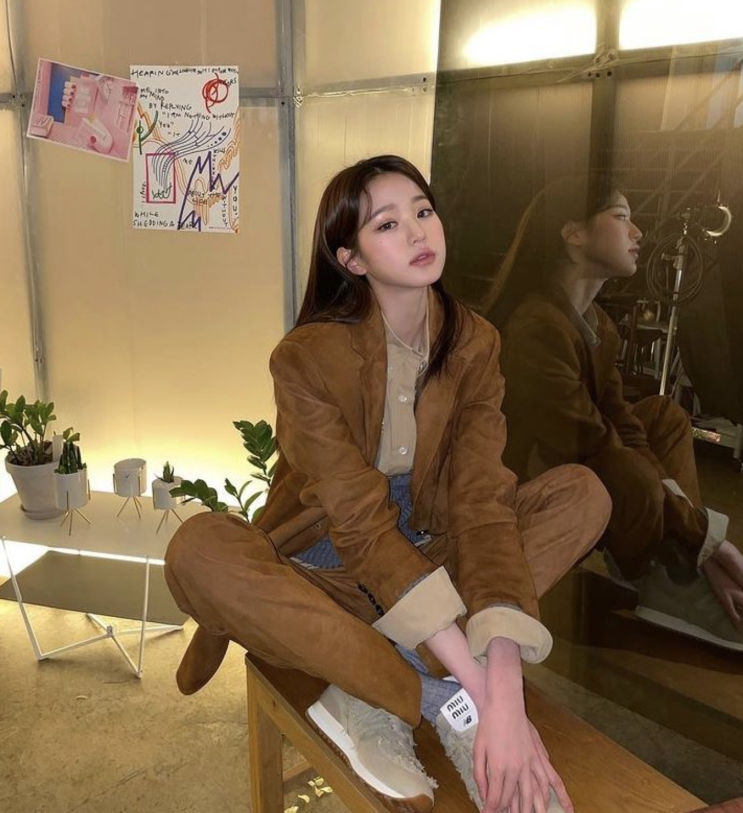 뉴발란스 574 미우미우 코디: 장원영 연예인 운동화 가격은?