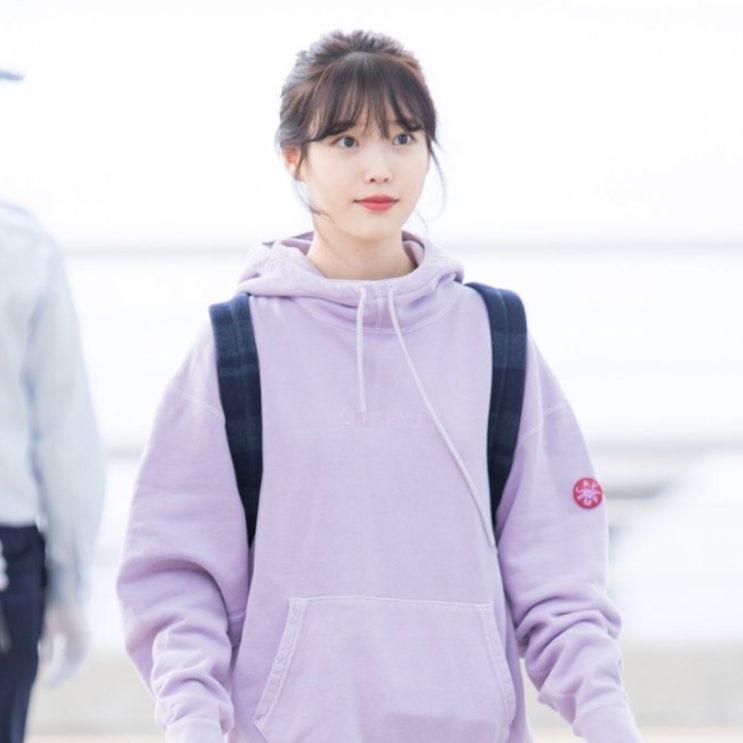  아이유 사복 패션: 체크남방과 청바지 마른 체형 코디