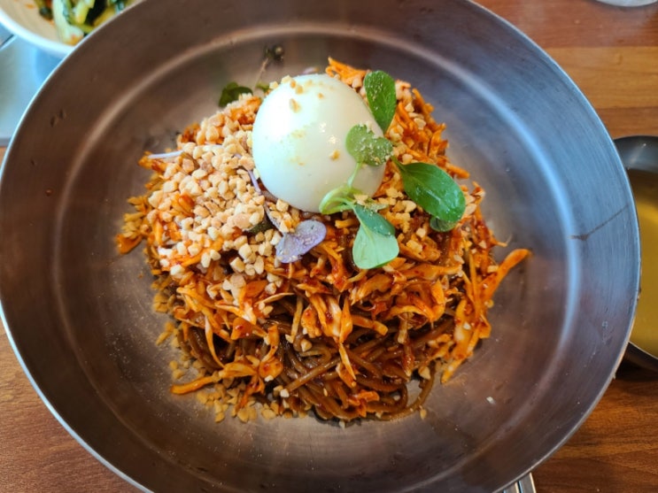  부여 시골막국수 부여점 비빔막국수 맛있어요.
