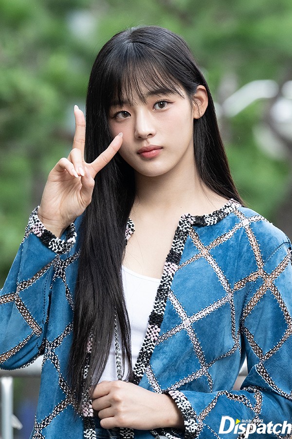 '방송국 찾은' 뉴진스 민지, "배꼽 살짝" 확 달라진 비주얼에 팬들도 놀랐다 '방송국 찾은' 뉴진스 민지, "배꼽 살짝" 확 달라진 비주얼에 팬들도 놀랐다
