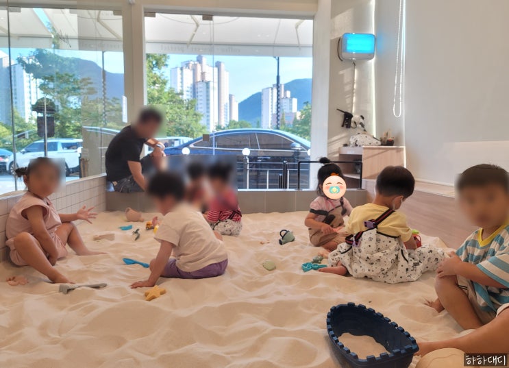  경남 김해 율하 카페 ㅣ 무료로 모래놀이를 즐길 수 있는 실내 아이와 가볼 만한 곳 장유 율하 카페 말랑 방문기