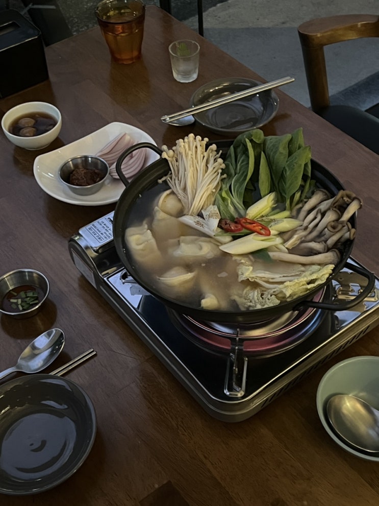  버티고 동명동 한식주점, 위스키 베이컨치즈크래커 수제 손만두 전골