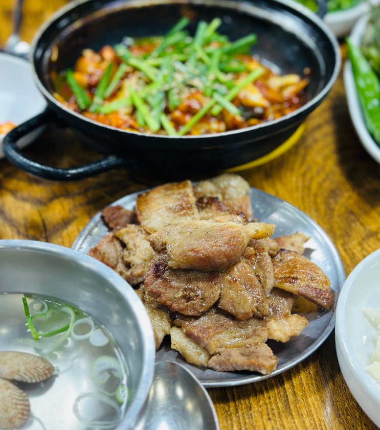  서울 기사식당 백반 맛집. 성북동 쌍다리 돼지불백. 무한 쌈이 들어가는 곳.