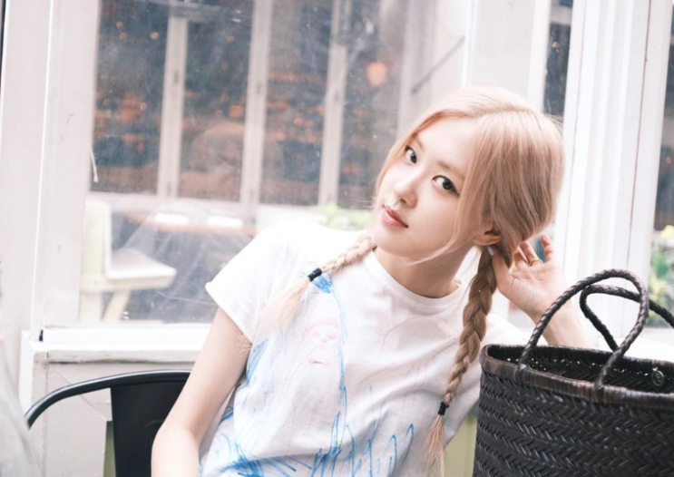  블랙핑크 로제의 사복에서 함께한 매력 한 가득한 여자 핸드백 타입의 라탄백 추천